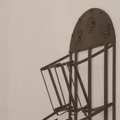 Wandmontiertes Weinregal aus Metall mit Traubenrelief