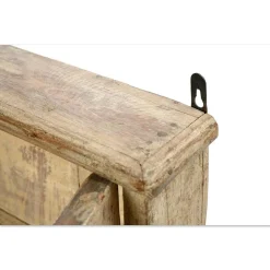 Wandvitrine aus verwittertem Holz