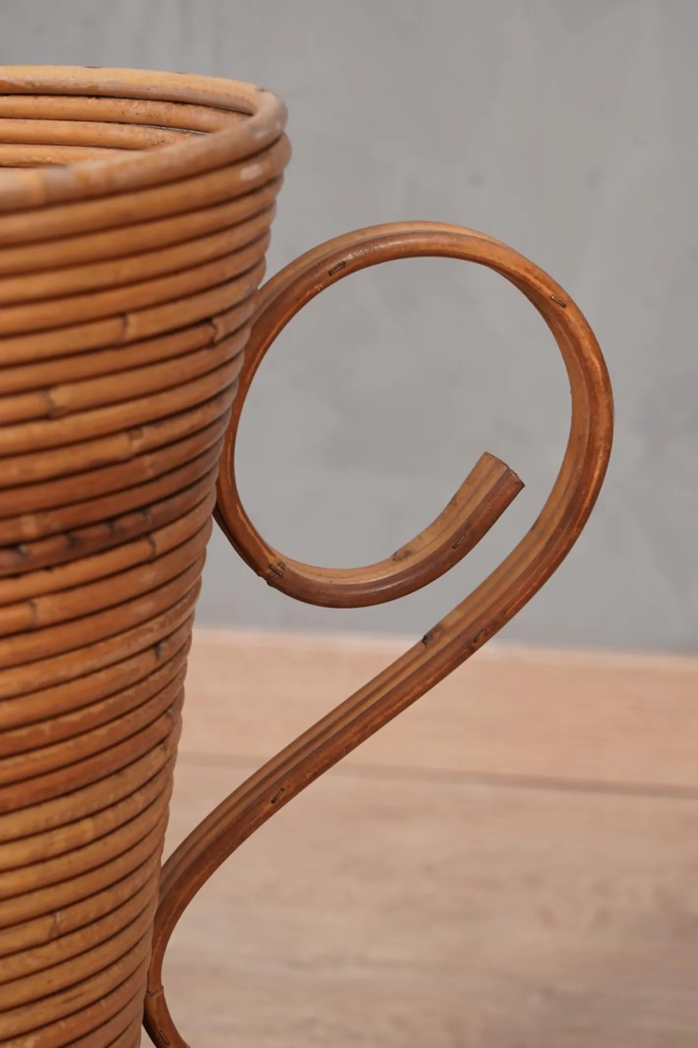 Warme Honigfarbene Amphora Vase aus Rattan von Vivai Del Sud, Italien, 1960