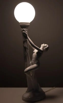 Weiße italienische Art Deco Naked Woman Keramiklampe, 1970er