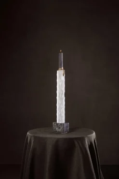 Weißer Iced Skyline Kerzenhalter von Aina Kari