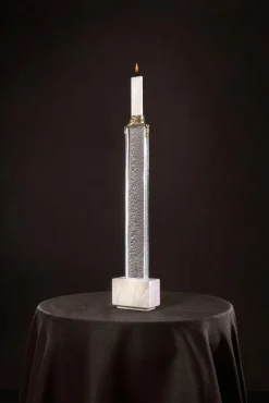 Weißer Iced Skyline Kerzenhalter von Aina Kari