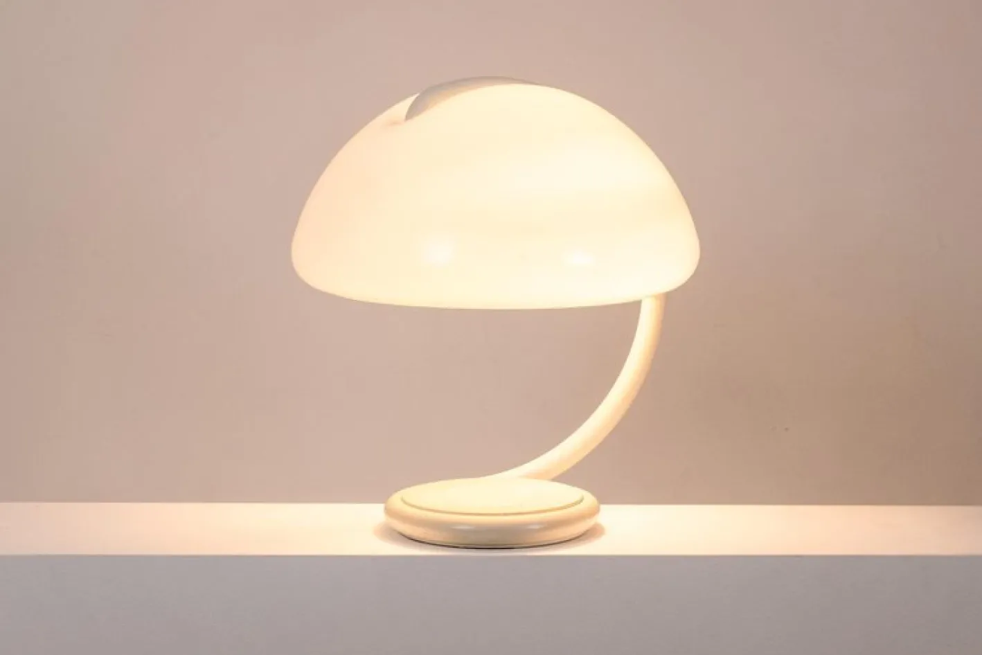 Weiße Serpente Tischlampe von Elio Martinelli, 1960er