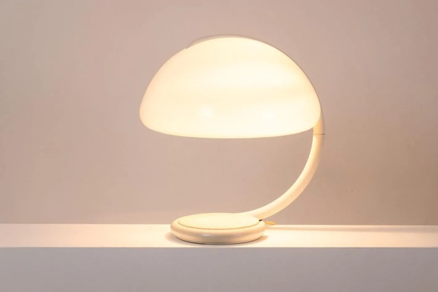 Weiße Serpente Tischlampe von Elio Martinelli, 1960er