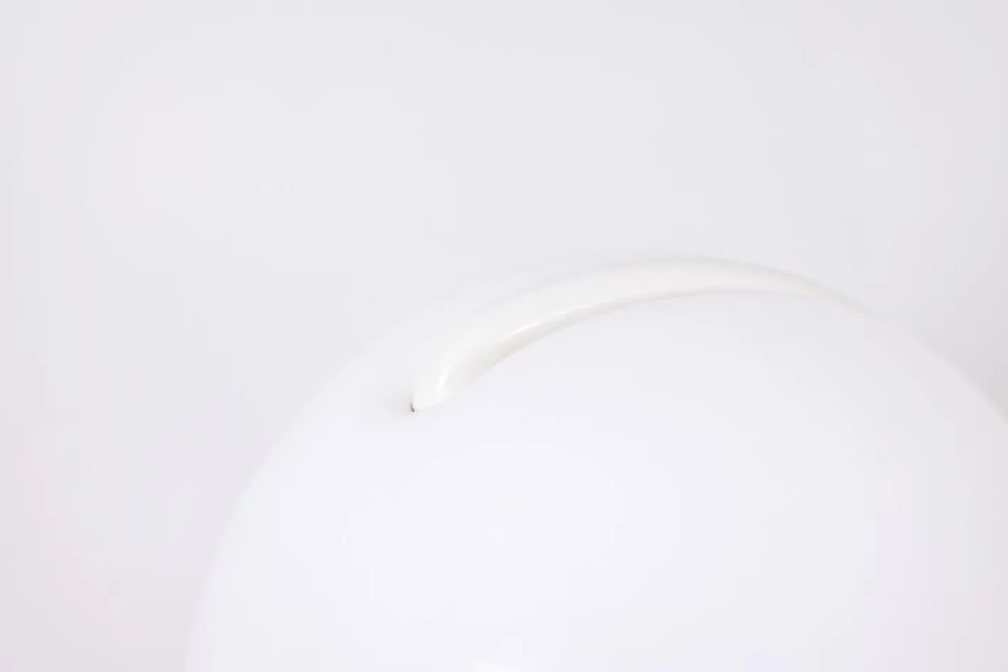 Weiße Serpente Tischlampe von Elio Martinelli, 1960er