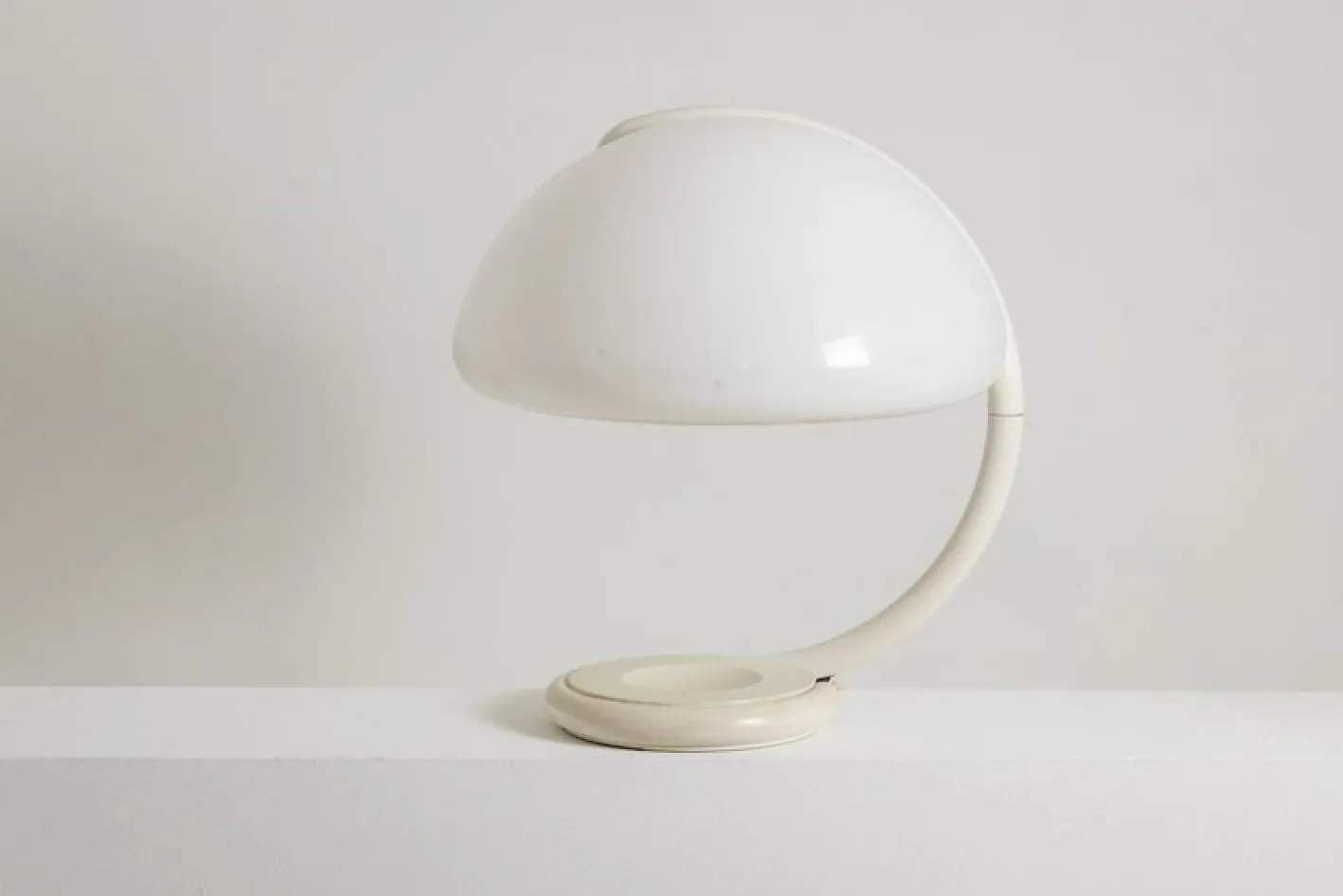 Weiße Serpente Tischlampe von Elio Martinelli, 1960er
