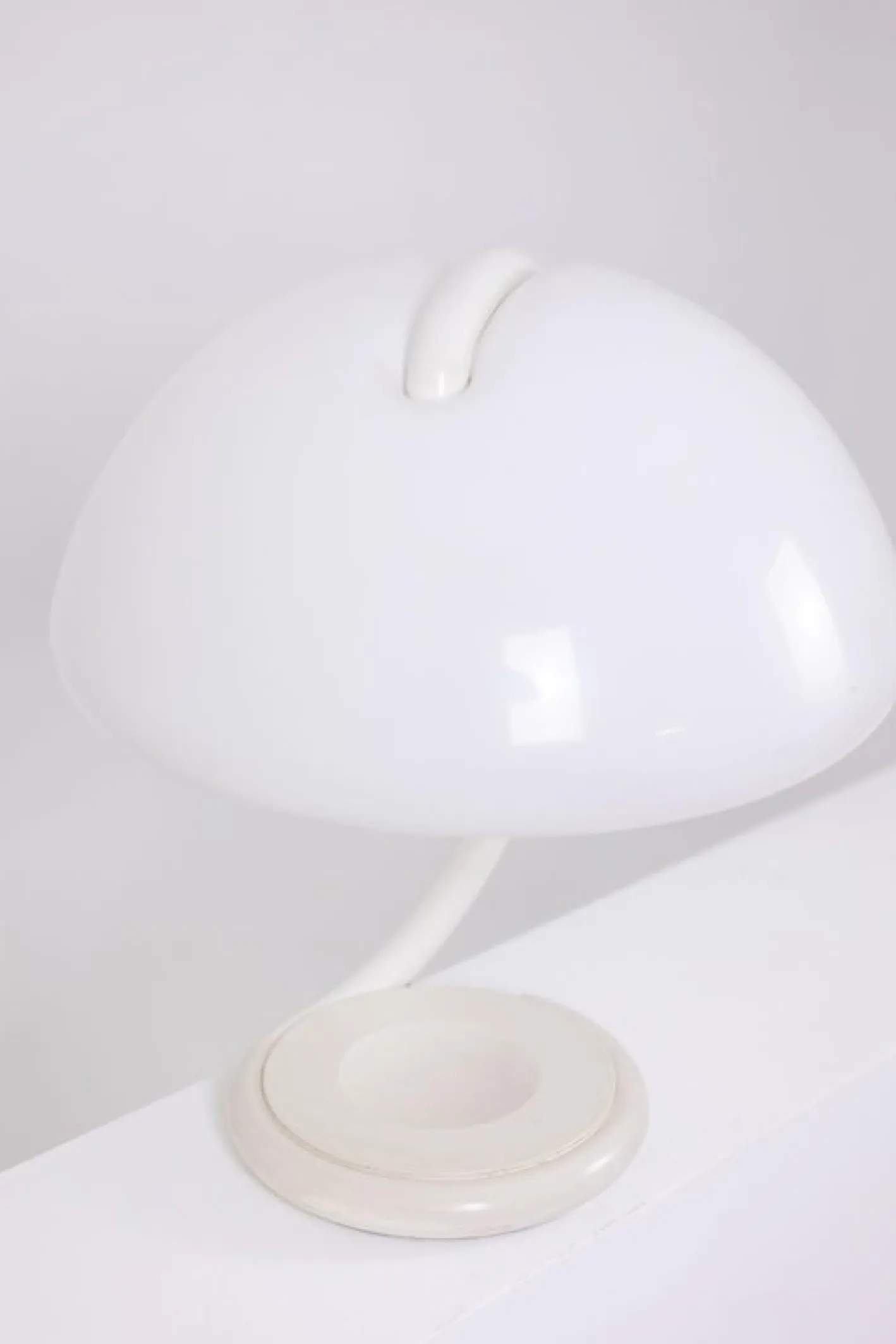 Weiße Serpente Tischlampe von Elio Martinelli, 1960er
