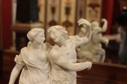 Weißes Porzellan Gruppe von männlichen und weiblichen Figuren, Ende 19. Jh. von Capodimonte, 1890er