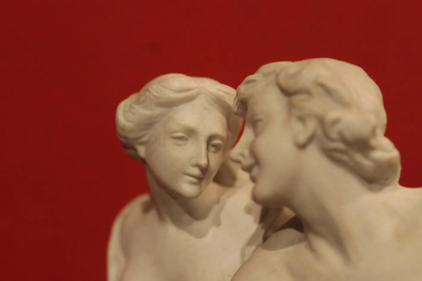 Weißes Porzellan Gruppe von männlichen und weiblichen Figuren, Ende 19. Jh. von Capodimonte, 1890er