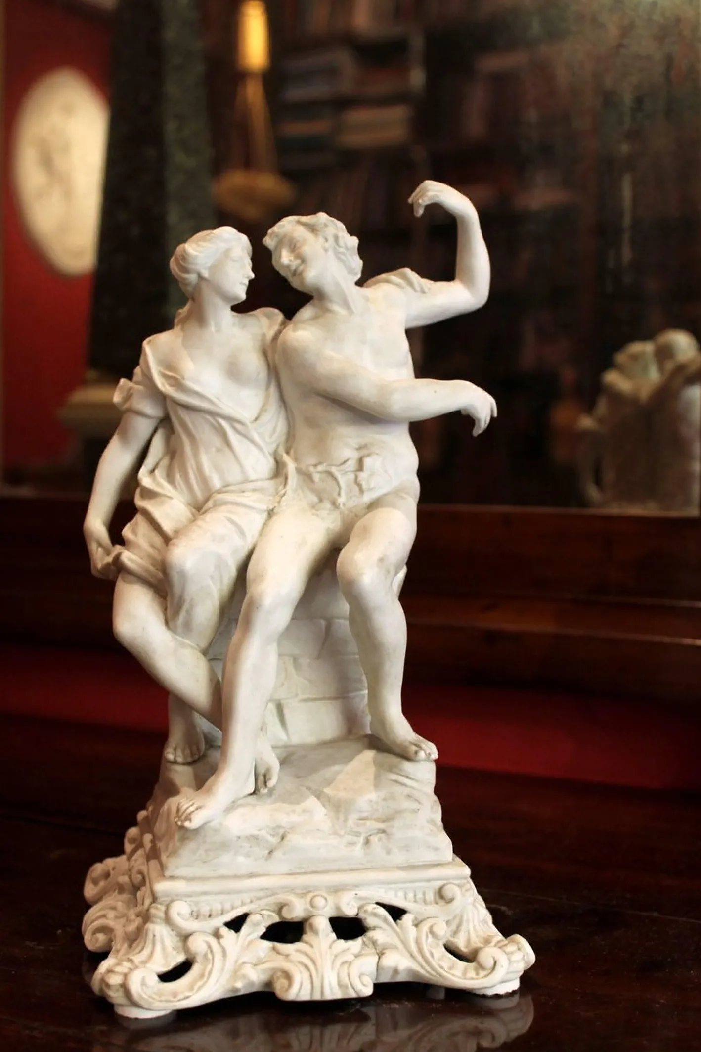 Weißes Porzellan Gruppe von männlichen und weiblichen Figuren, Ende 19. Jh. von Capodimonte, 1890er