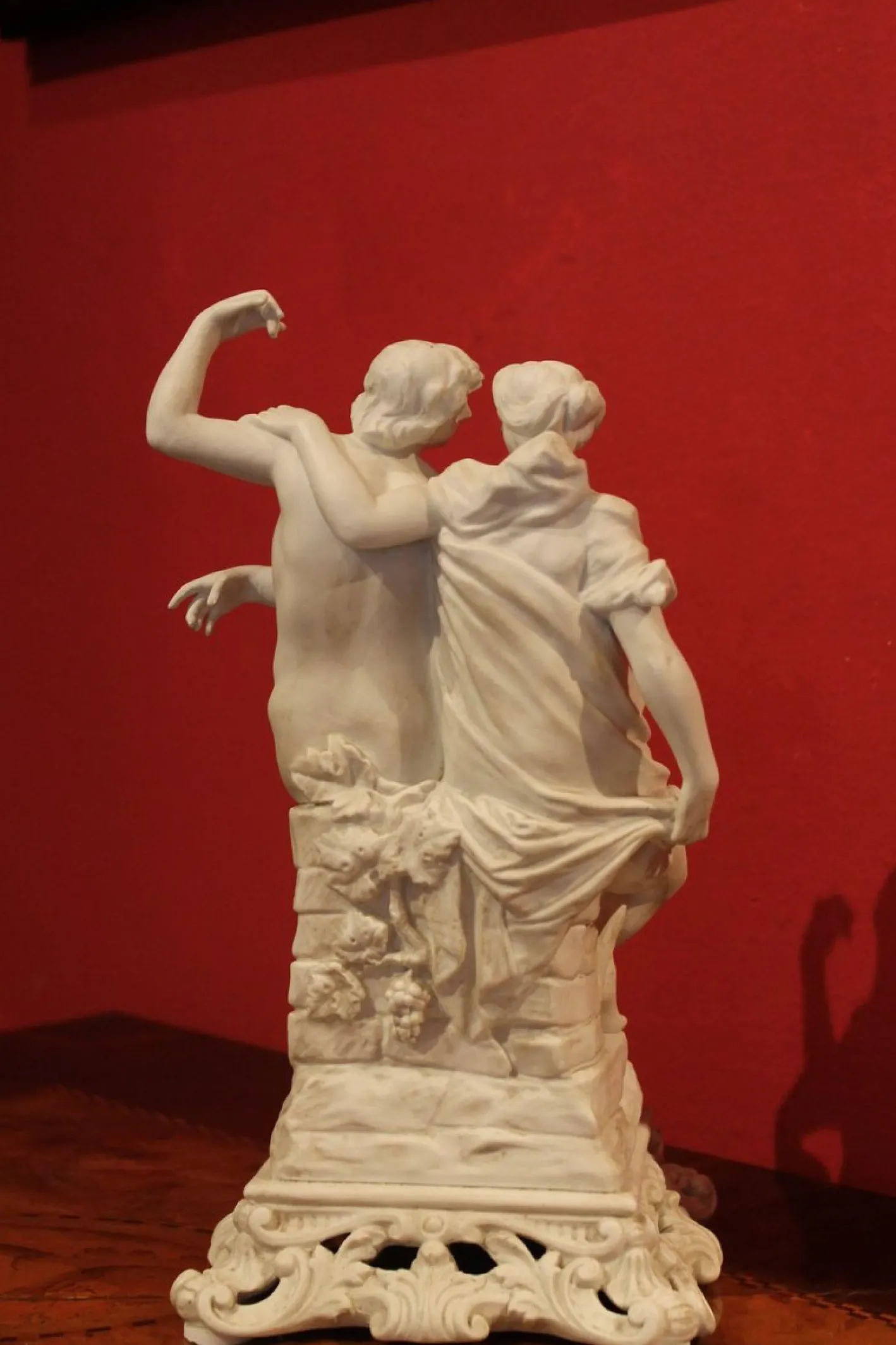 Weißes Porzellan Gruppe von männlichen und weiblichen Figuren, Ende 19. Jh. von Capodimonte, 1890er