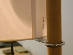 Weiße TMM Stehlampe aus Nussholz von Miguel Milá