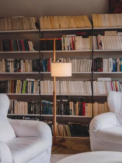 Weiße TMM Stehlampe aus Nussholz von Miguel Milá