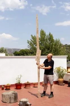 Weiße Vertikale Skulptur aus Naturholz von Jean-Baptiste Van Den Heede