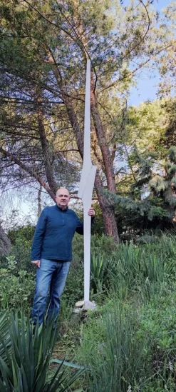 Weiße Vertikale Skulptur aus Naturholz von Jean-Baptiste Van Den Heede