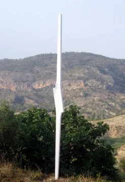 Weiße Vertikale Skulptur aus Naturholz von Jean-Baptiste Van Den Heede