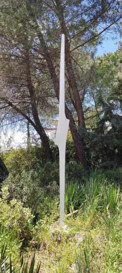 Weiße Vertikale Skulptur aus Naturholz von Jean-Baptiste Van Den Heede