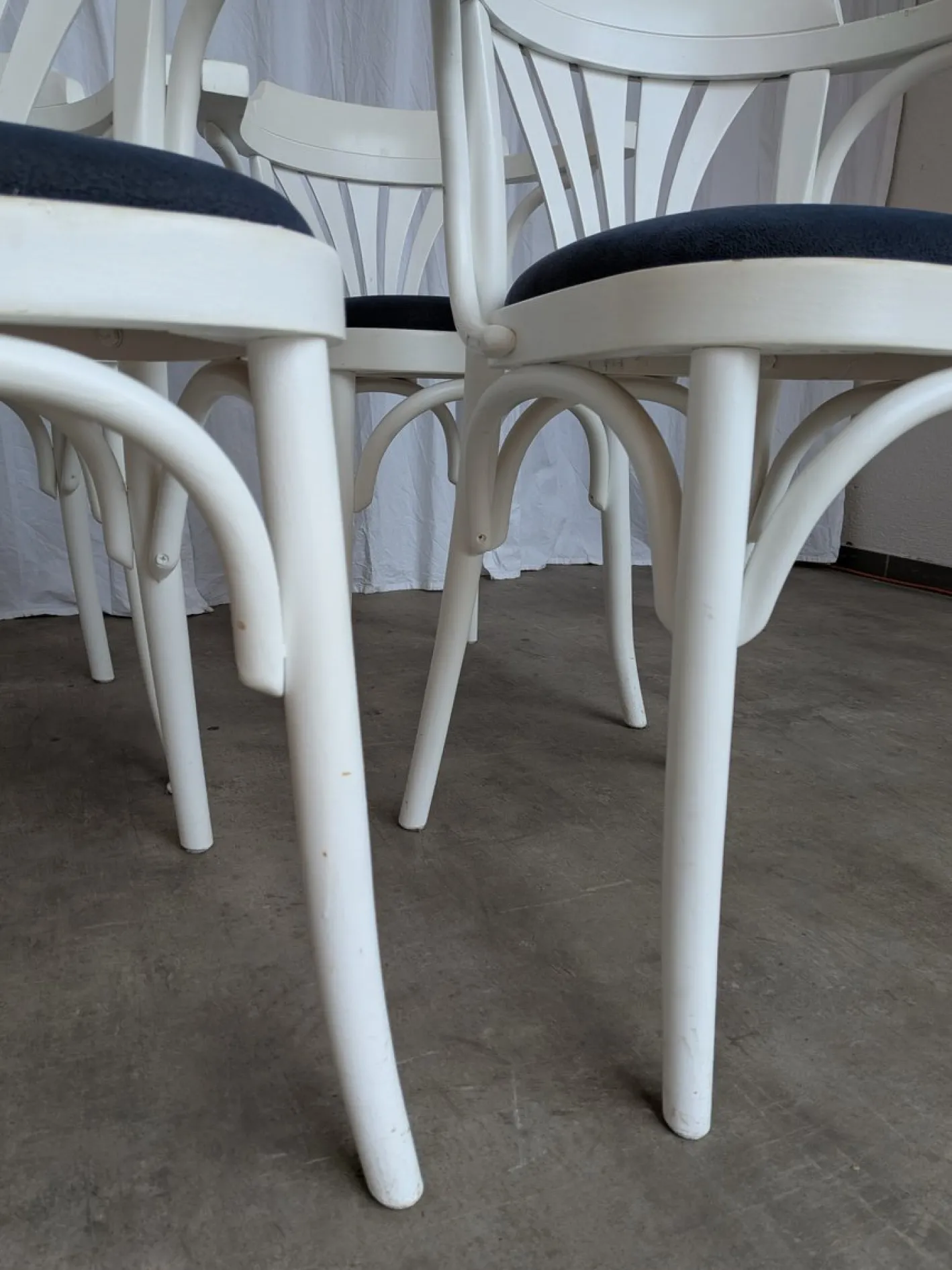 Weiße Vintage Esszimmerstühle aus Bugholz mit blauen Stoffsitzen, 1970er, 6er Set