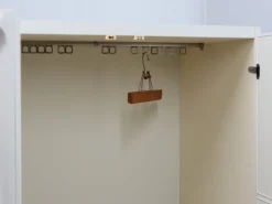 Weiß lackierter italienischer Space Age Kleiderschrank von F.lli Proserpio, 1960er