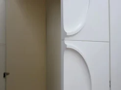 Weiß lackierter italienischer Space Age Kleiderschrank von F.lli Proserpio, 1960er
