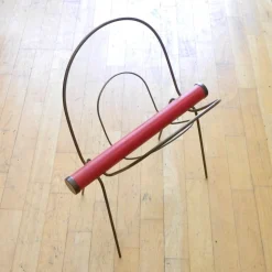 Zeitungsständer aus Messing mit rotem Leder
