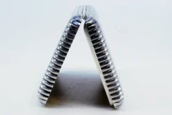 Zigarettenetui aus vernickeltem Silber mit geriffelten Bändern und Klappdeckel