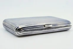 Zigarettenetui aus vernickeltem Silber mit geriffelten Bändern und Klappdeckel