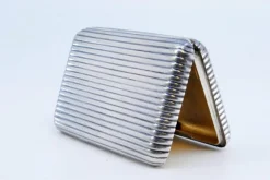 Zigarettenetui aus vernickeltem Silber mit geriffelten Bändern und Klappdeckel