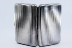Zigarettenetui aus vernickeltem Silber mit geriffelten Bändern und Klappdeckel