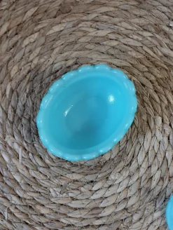 Zoomorphe Zuckerdose in Form einer Henne aus blauem Opalin von Portieux Crystalworks