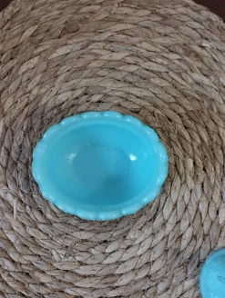 Zoomorphe Zuckerdose in Form einer Henne aus blauem Opalin von Portieux Crystalworks