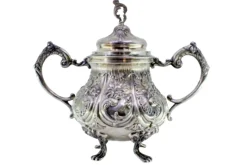Zuckerdose aus geprägtem Silber mit Blumenmotiven, Akanthusblättern und klauenförmigen Füßen