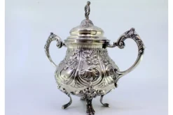 Zuckerdose aus geprägtem Silber mit Blumenmotiven, Akanthusblättern und klauenförmigen Füßen