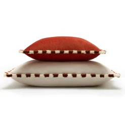 Zweifarbiges Happy Kissen aus weißem Samt mit Ziegelsteinen und weißen Fransen von Lo Decor